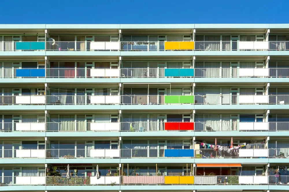Fassade eines Mehrfamilienhauses mit Balkonen